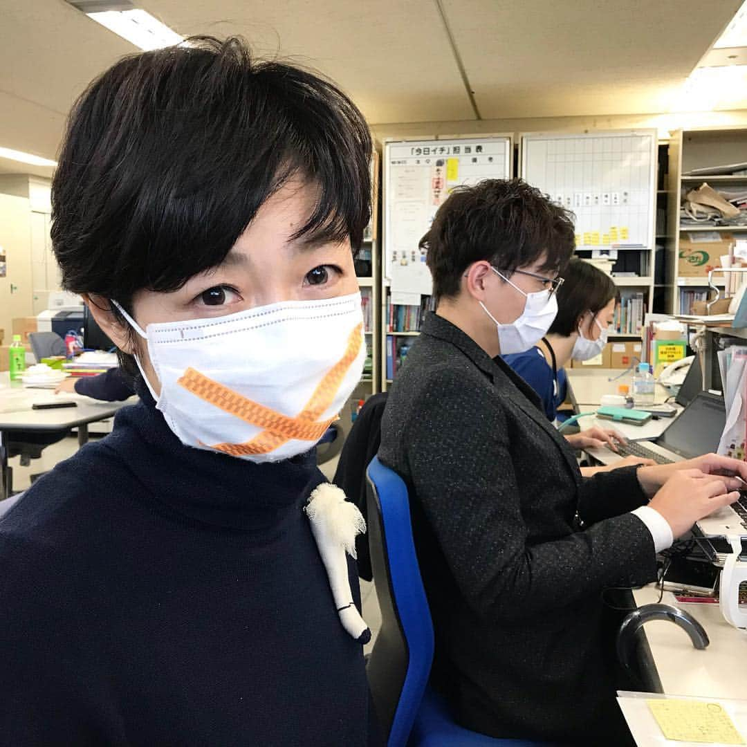 あさイチさんのインスタグラム写真 - (あさイチInstagram)「今日は私に話しかけないで！ という意味だそうです。 #アナウンサーはのどが命 #風邪 #マスク #❌は有働アナ自作 #マスキングテープ #自宅で作り着用したまま出勤 #瀬田宙大 アナ #雨宮萌果 アナ #みんなマスク  #本日2度目の投稿  #有働由美子  #うどん  #nhk  #あさイチ  #8時15分から」11月10日 19時20分 - nhk_asaichi