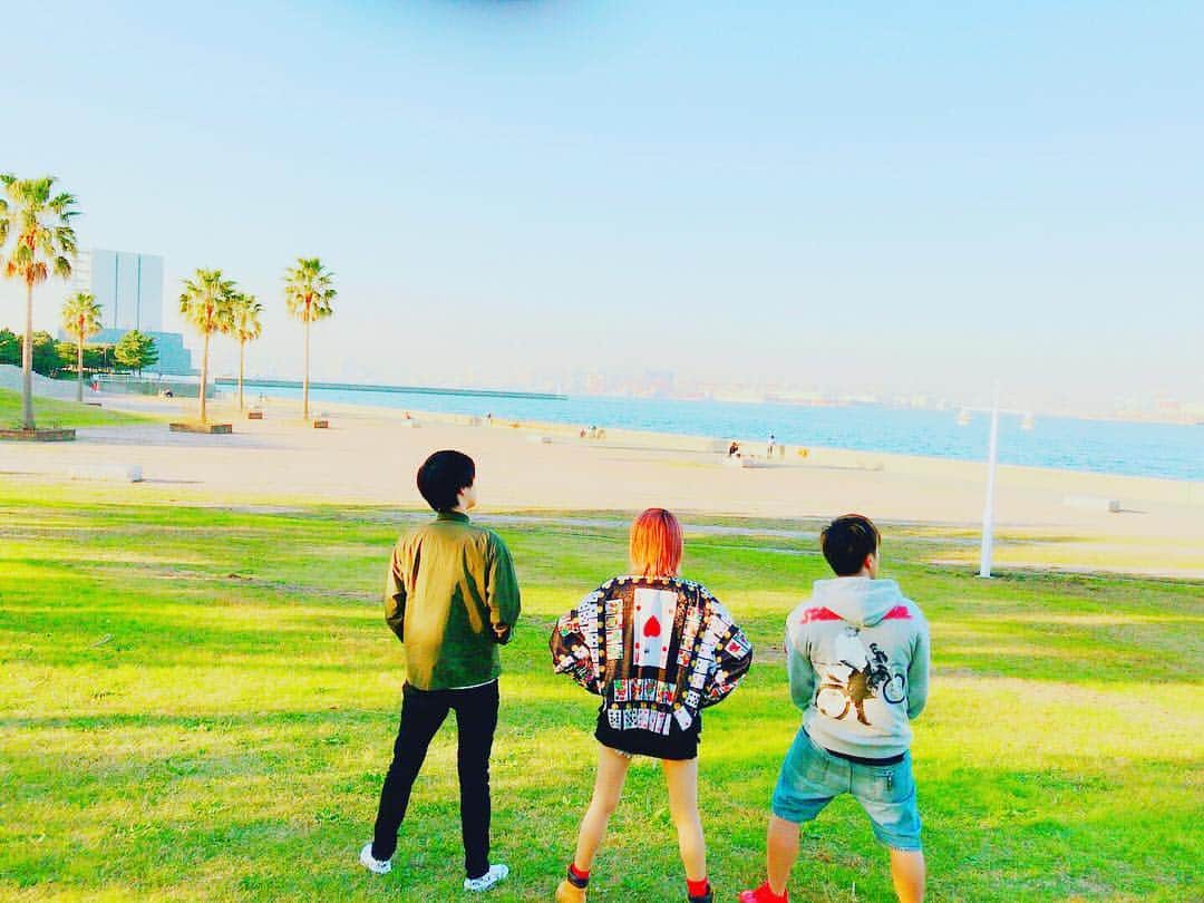 のインスタグラム：「兄弟みたいだよね。うちら。 最近よく言われる。♡ こんなとこで撮影!! とりあえず寒いw １日外は冷えました笑 自然がいっぱいなところがやっぱり好きみたい♡  #cwh #chewinghigh #名倉かおり #ちゅーはい #チューハイ #やしの木 #南国気分 けど #寒い の #撮影 #バンド #pink #pinkhair #ピンクヘア #冬でも #ショーパン #トランプアウター #ティンバーランド #ティンバー #兄弟 いや #違います #ちゃー #ドラム #ギター #ayano #綾野」