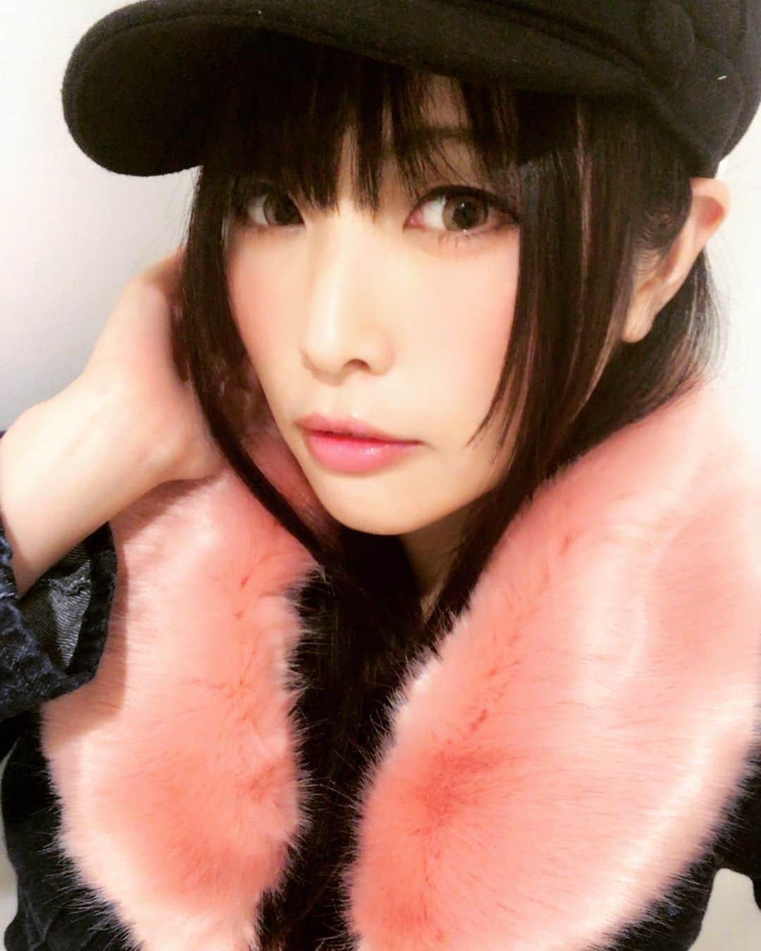 新村あかりのインスタグラム：「Lily Brownのアウター❤️Gジャンにピンクのファー可愛すぎて即買いした😌 #Lily Brown」
