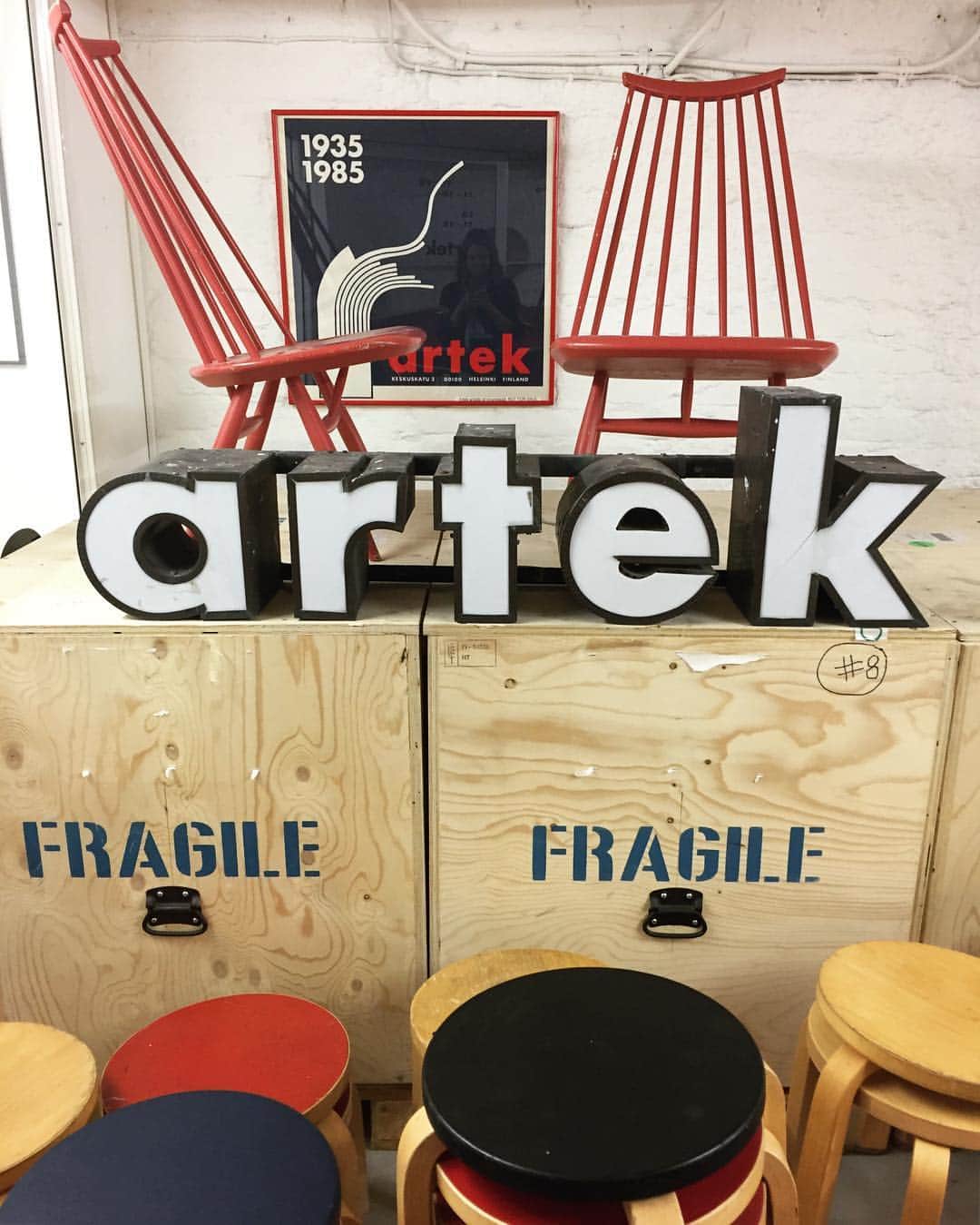 Artekさんのインスタグラム写真 - (ArtekInstagram)「The 600 m2 @artek2ndcycle store in Helsinki invites visitors to browse, buy a beautifully aged piece of furniture, discover a rarity, or simply learn more from Artek experts.  #artek2ndcycle #artek #vintage #furniture #aalto #tapiovaara」11月10日 17時31分 - artekglobal
