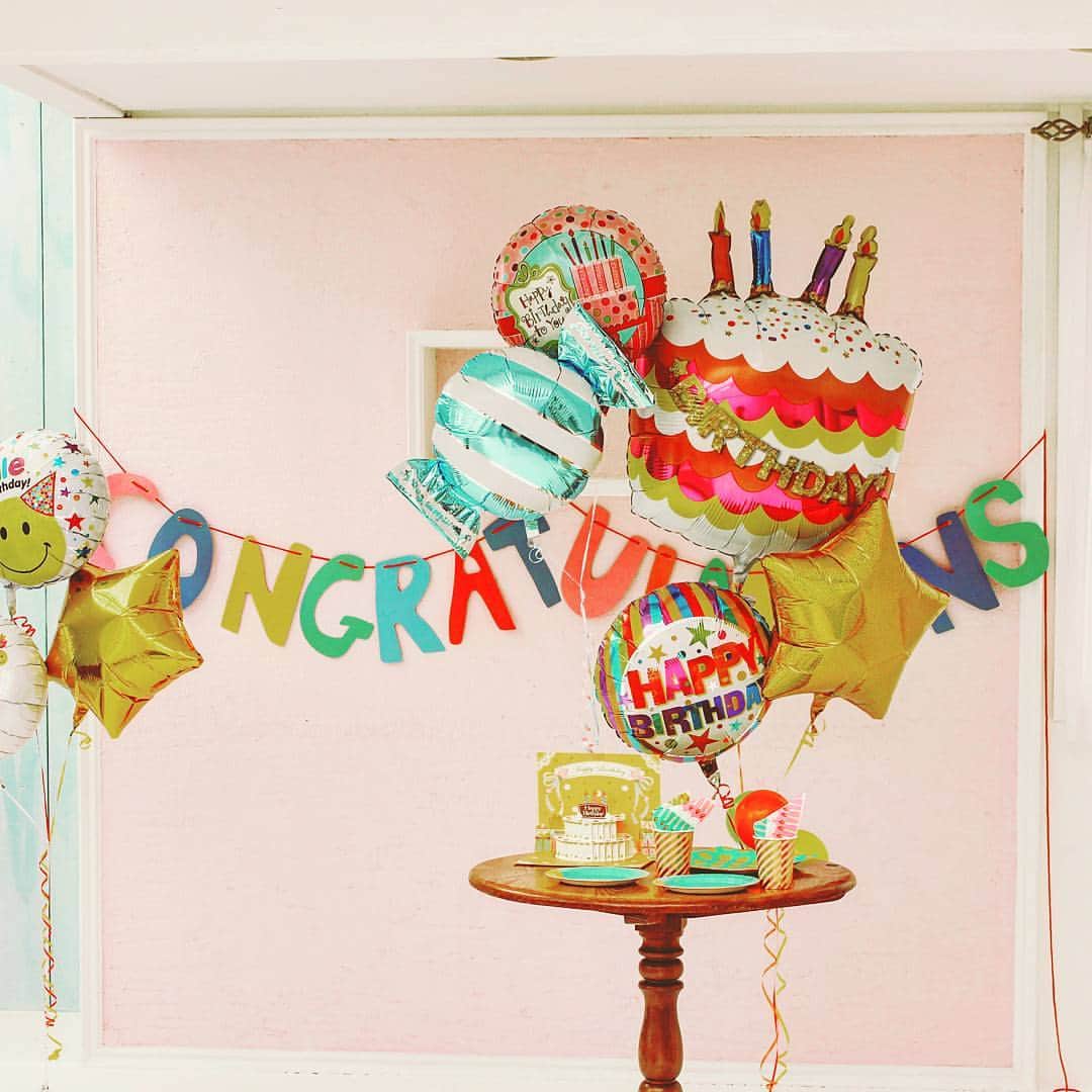 VERYCARD presented by humonyのインスタグラム：「お外でワイワイするよりもいいですが、おうちでお誕生日パーティするのも良いですよね。  お友達や家族、大切な人のために、バルーン電報でおうちをカスタマイズしてお祝いするのはいかがでしょう？  #VERYCARD #電報 #バルーン電報 #バルーン #balloon #お祝い #贈り物 #素敵な贈り物 #サプライズ #プレゼント #ギフト #present #gift #誕生日  #記念日 #おめでとう #幸せのバトン #祝電 #サプライズ #happy #smile #バルーン装飾 #バルーンギフト」