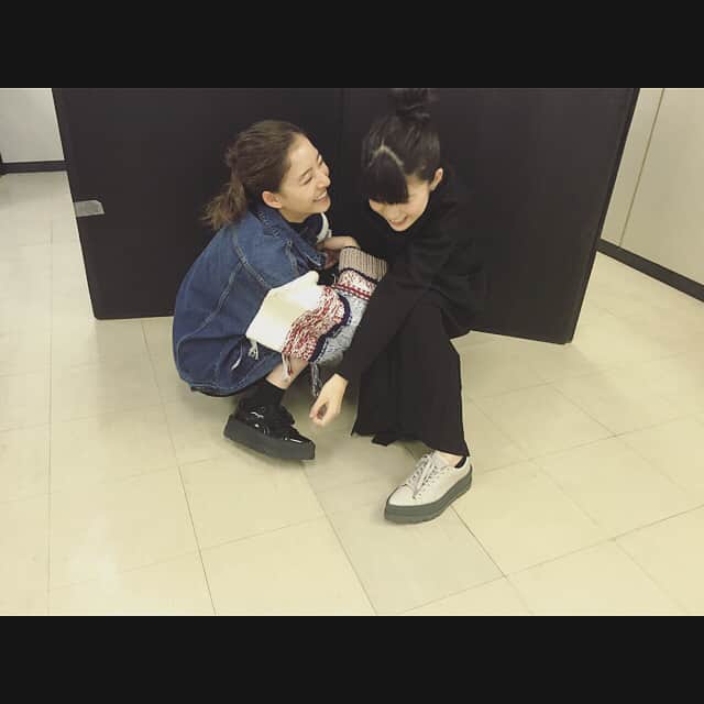 馬場ふみかさんのインスタグラム写真 - (馬場ふみかInstagram)「. 今日はゆんぴょと靴がお揃いでした☺️ FENTYのものだよ。」11月10日 20時20分 - fumika_baba