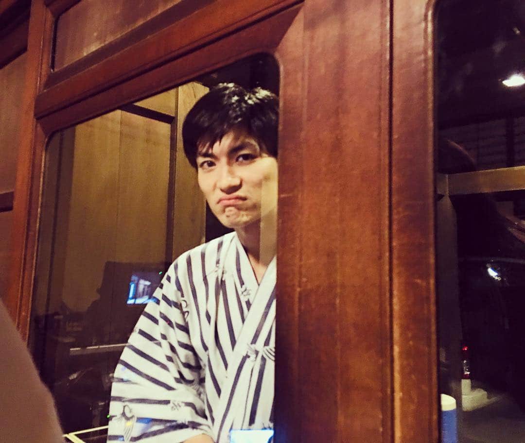 テレビ朝日「オトナ高校」のインスタグラム：「. いたずらされた英人さんのいじけ顔😂💓💓💓 . #オトナ高校 #テレビ朝日 #三浦春馬 #チェリート #🍒 #休憩時間 #外に出ていた英人座長 #中に戻ろうとしたタイミングを #逃さずイタズラ😝 #ドアを閉めてみた😝 #ごめんなさいごめんなさい #まさかそんな #仔犬みたいな目で #訴えてくるとは #おそるべし #いじけ顔の破壊力 #OMG」