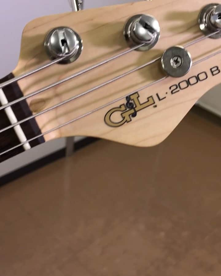 のインスタグラム：「【11月11日はベースの日】 明日、11月11日はベースの日🎸 低く渋い音がベースの魅力の一つですよね♪ Hooちゃんもベース演奏に挑戦中！ カッコいい青いボディのベースがとってもお似合いです(^-^)/ そして、明日11日は山野楽器 銀座本店でクリスマスツリー🌲の点灯式が行われます。 銀座の街を彩る光と音のハーモニーをぜひご覧ください。 Hooちゃんも点灯式に登場します！. . . #山野楽器公式キャラクターHooちゃん #ベースの日 #ベース #11月11日 #L-2000 #G&L #Hooちゃん #楽器大好きhooちゃん #銀座 #山野楽器 #楽器 #楽器演奏 #音楽 #Music #Bass #ginza #japan #tokyo」