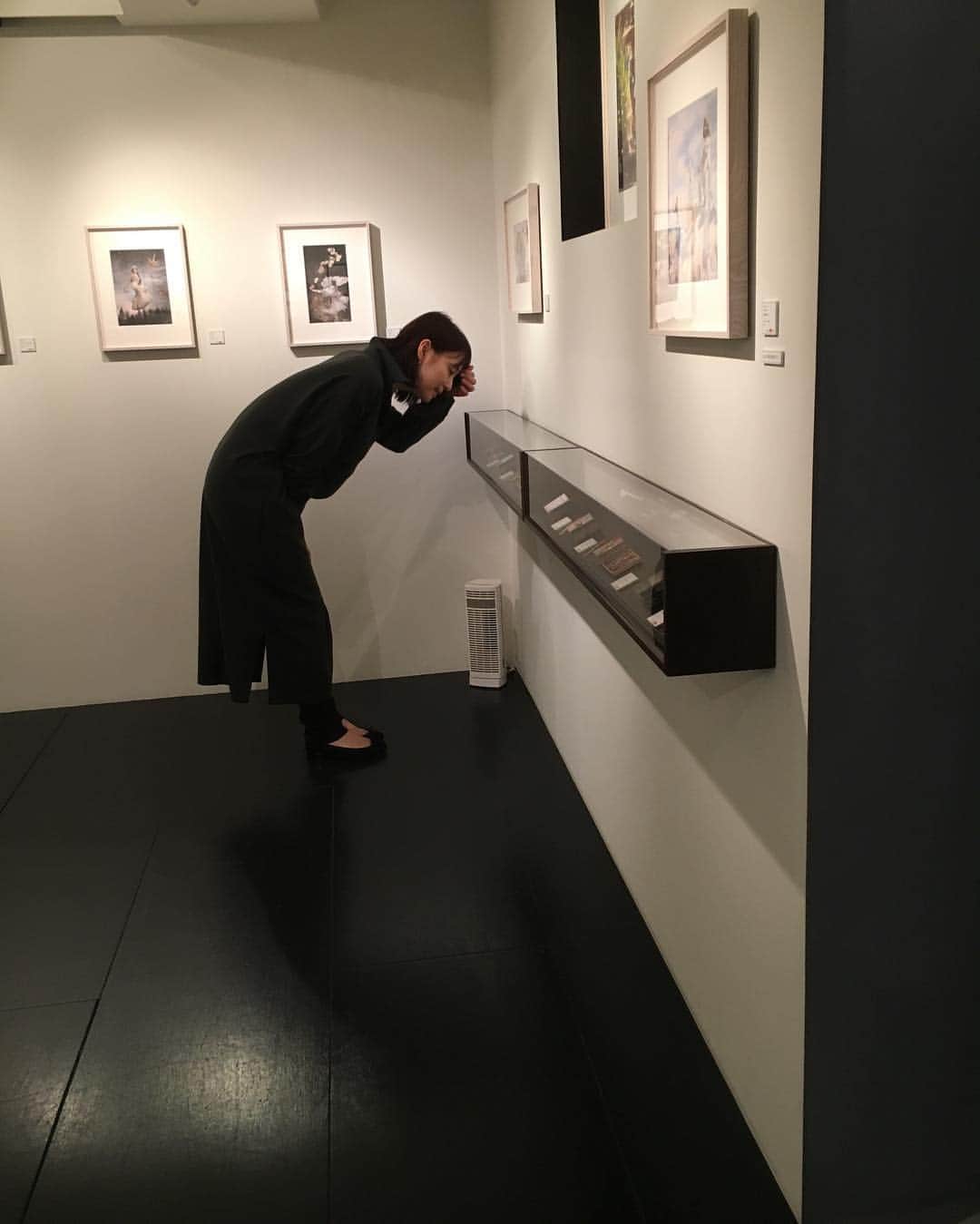 石田ゆり子さんのインスタグラム写真 - (石田ゆり子Instagram)「恵比寿のシス書店にて。 合田ノブヨさんの個展。  小さなマッチ箱の中の 夢の世界と、 リアルと幻想の狭間の コラージュの世界。 引力をかんじました。 #合田ノブヨ」11月10日 21時12分 - yuriyuri1003