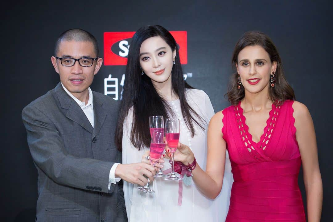 ファン・ビンビンさんのインスタグラム写真 - (ファン・ビンビンInstagram)「Excited to be the ambassador for Swisse. Love this brand and its products. Let’s #CLED ! 爱Swisse，一起庆祝生活每一天 ❤️ #SWISSE」11月10日 22時56分 - bingbing_fan