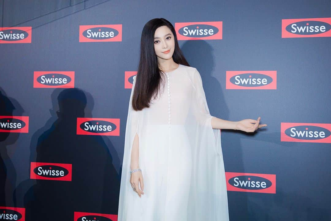 ファン・ビンビンさんのインスタグラム写真 - (ファン・ビンビンInstagram)「Excited to be the ambassador for Swisse. Love this brand and its products. Let’s #CLED ! 爱Swisse，一起庆祝生活每一天 ❤️ #SWISSE」11月10日 22時56分 - bingbing_fan