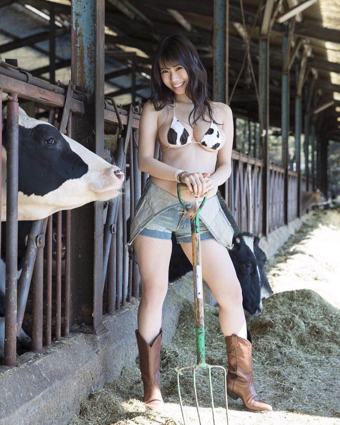 鈴木ふみ奈さんのインスタグラム写真 - (鈴木ふみ奈Instagram)「#牛 #かわいかった #🐮 #グラビア #gravure #japaneseculture  #cow #instagood #instalike #instapic」11月10日 23時20分 - fuminasuzuki