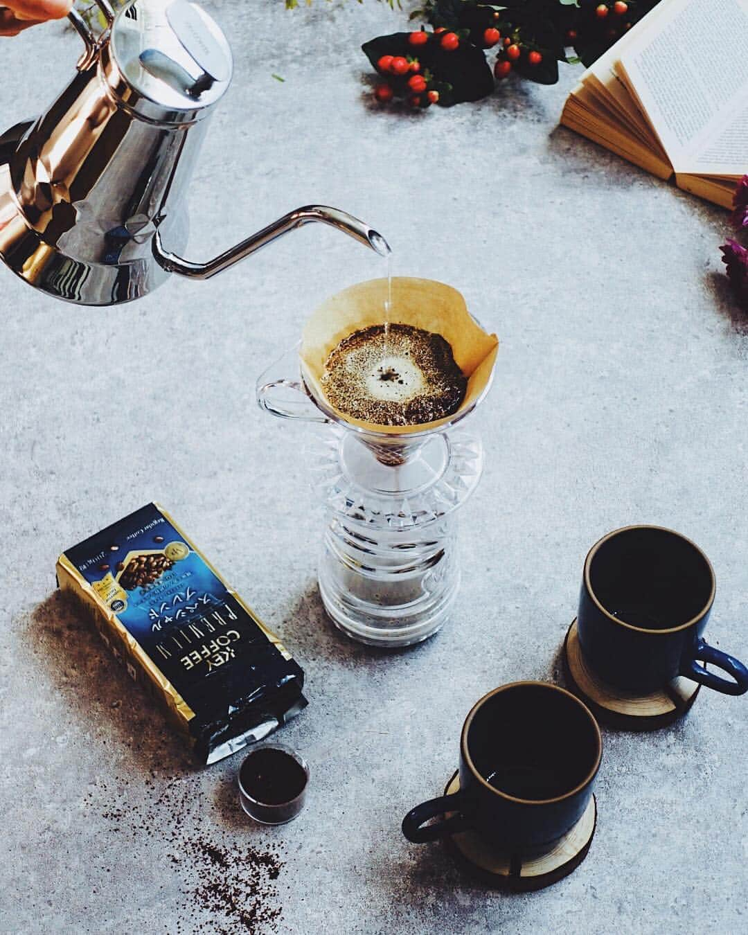 r i n aさんのインスタグラム写真 - (r i n aInstagram)「My new morning routine with @keycoffee_official Let's make us warm enough and get ready our day ahead. . . 家でゆったりとコーヒーを楽しむ時間が好きです。今日はどの器具でいれようかな、どの豆で淹れようかなと考えるのも好き。 立ちのぼる香りはどんな朝でも新鮮な１日に感じさせてくれる特別な瞬間です。 . 今朝はキーコーヒーのドリップセット"Noi"でスペシャルブレンドを。ツヤツヤでかっこいいケトルはなんと開発に２年もかかったというだけあってとても注ぎやすいんです。クリスタルドリッパーはキラキラと美しいだけでなく、ダイヤカットに沿って均一に抽出できる優れもの。誰でも簡単におうちでドリップコーヒーを始められるこのセット、ただいま投稿キャンペーン中！ . #ドリップしよう と #キーコーヒー のタグを付けてキーコーヒーの商品やロゴが映った写真をインスタグラムに投稿するだけ。抽選で100名様にNoiクリスタルドリッパー、Noiグラブサーバー、ブルーマイスター（コーヒー粉）、円すい形コーヒーフィルターのセットをプレゼント。 . . . #onthetable #handsinframe #alternativebrewing  #コーヒーのある暮らし」11月10日 23時46分 - ___pinor