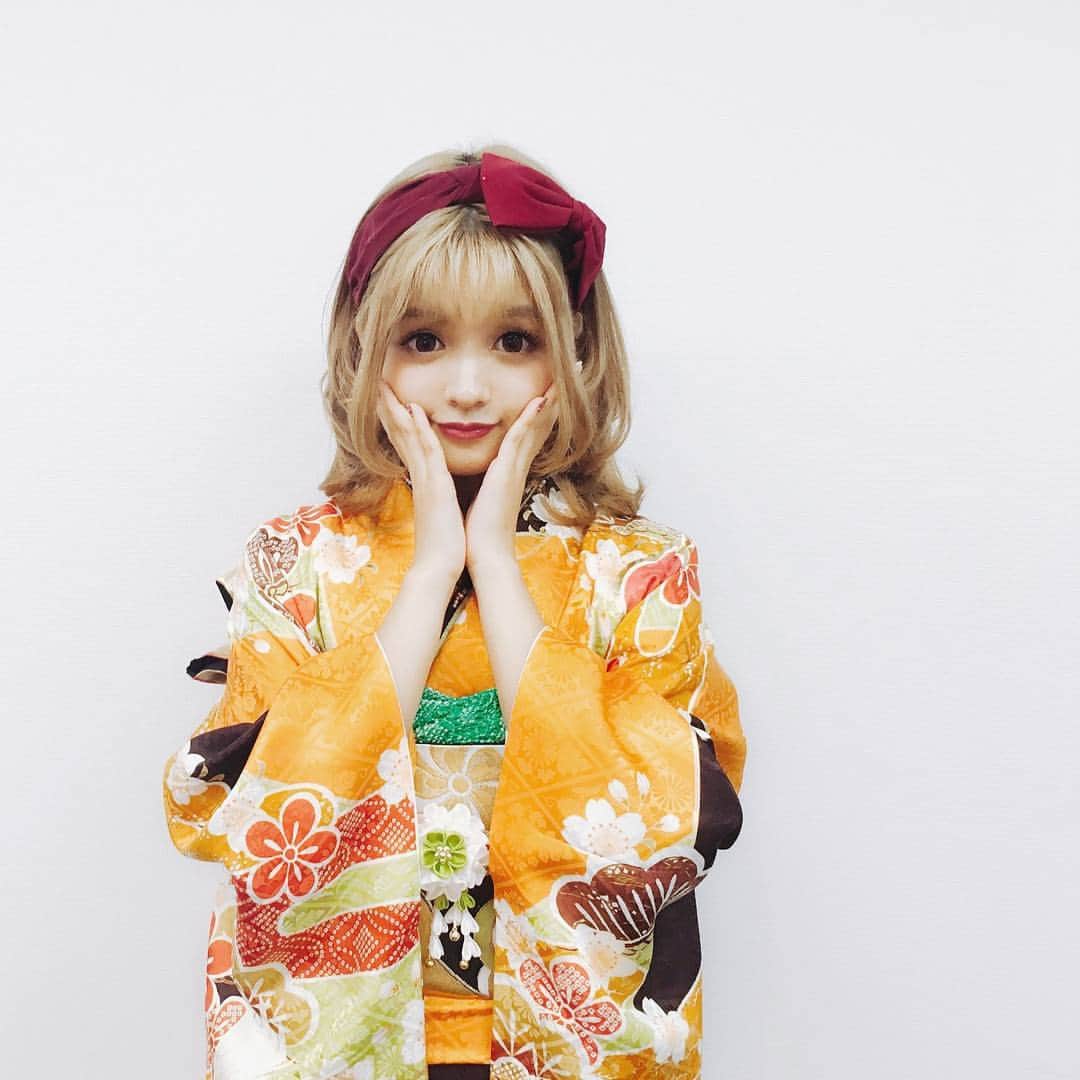 徳本夏恵（なちょす）さんのインスタグラム写真 - (徳本夏恵（なちょす）Instagram)「. 振袖は長年着てきたけどもやっぱり古典柄が一番好きです☺️☺️☺️ .  #和の刻」11月11日 0時21分 - nachos_kimono