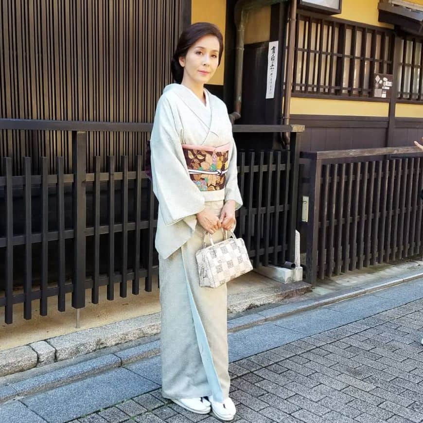 杉本彩さんのインスタグラム写真 - (杉本彩Instagram)「昨夜放送された「秘密のケンミンSHOW」京都編ドラマにて❗️ なごや九寸帯 更紗芳華文は、インド発祥の更紗文様をベースに伸びやかなデザインにアレンジされた帯です。 文様の柄糸には、つづら糸が使われています。 つづら糸とは軽量で美しい発色と耐久性を誇る絹糸です。 ひと味異なる美しい帯です✨ □■□■□ ㈱おおば Web: http://oba-obi.com/ Email: info@oba-obi.com 〒602-8495 京都市上京区寺之内通千本東入新猪熊町381 Tel&Fax: 075-414-0083 #おおば  #西陣 #つづら糸 #なごや九寸帯  #更紗芳華文 #秘密のケンミンshow」11月11日 0時41分 - sugimoto_aya0719