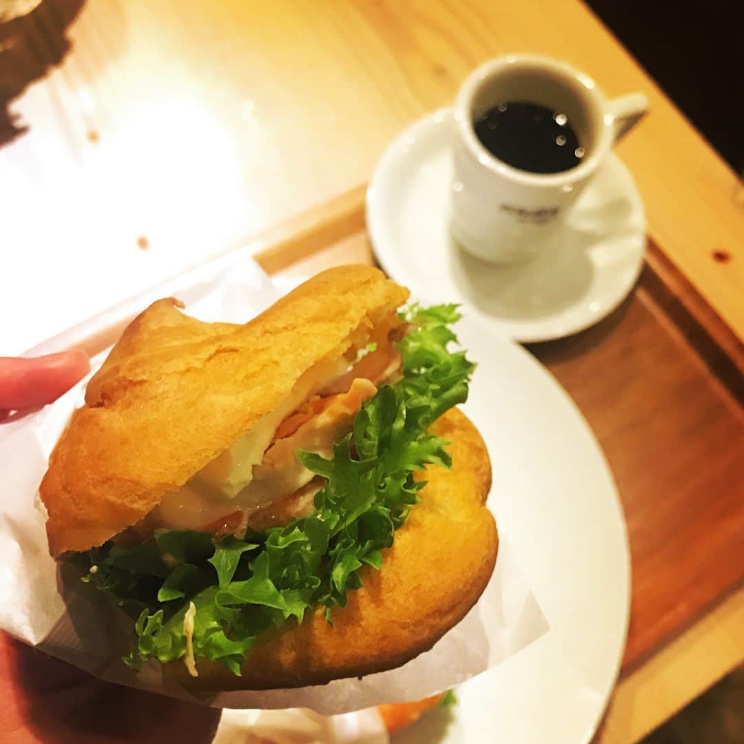 hinacoのインスタグラム：「なにこれ美味しい！ #会津 #太郎焼総本舗 #シューサンド #ベーコンエッグ #スモークチキンとクリームチーズ #スープ #コーヒー #セットで1000円 #まもなく販売スタート」