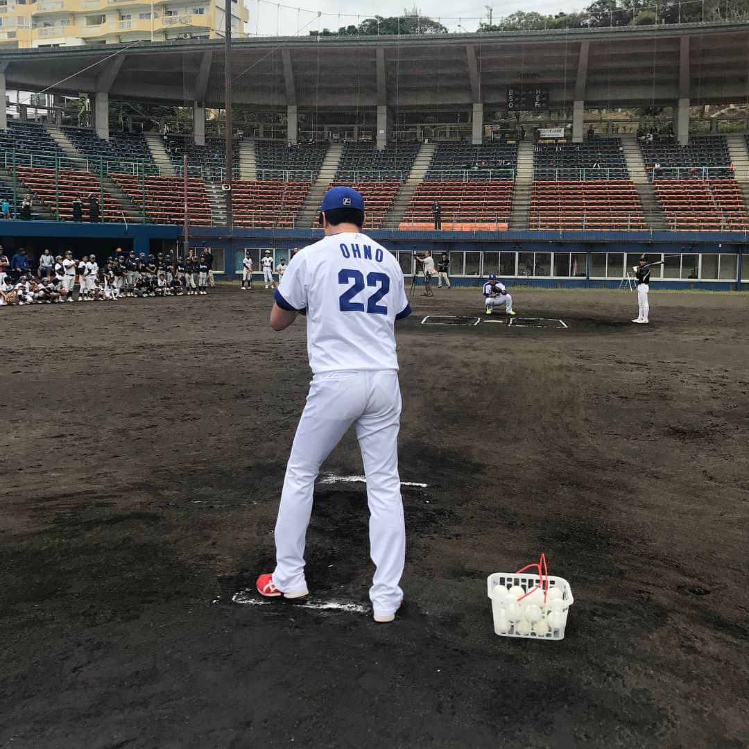 大野雄大のインスタグラム：「11月11日。今日は沖縄で野球教室してます⚾️ 荒木さん隠し撮り📷👀 #浦添球場 #又吉の地元」