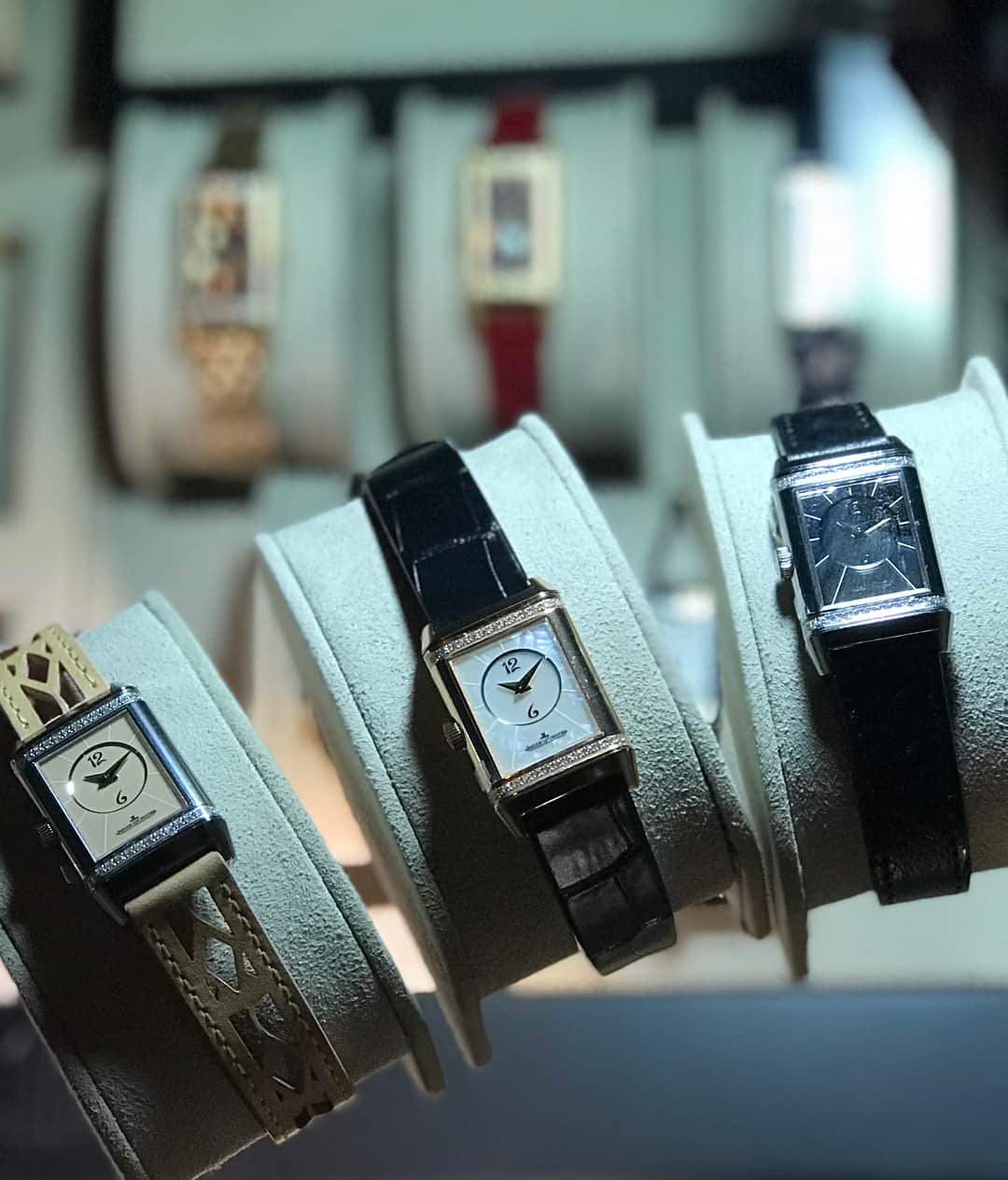 大日方久美子さんのインスタグラム写真 - (大日方久美子Instagram)「・ ・ ジャガー ルクルト銀座並木ブティック1周年記念パーティ✨⌚️ ・ ・ 文字盤が回転する「レベルソ」は 自分の為に自分で買う。 そう決めたスイスの機械式腕時計。 ・ デジタル時計が主流になり 多くの時計ブランドが機械の自社生産をやめていく中 今でも自社生産を続けているジャガー ルクルト。 ・ ・ 信念を貫く大切さを忘れぬよう 自分の左手首にずっと付けておきたいと思った夜🌙でした。 ・ ・ @jaegerlecoultre #jaegerlecoultre  #likeinamovie  #namiki1stanniversary #ジャガールクルト #ランデヴー #レベルソ #マニファクチュール #時計」11月11日 8時27分 - kumi511976