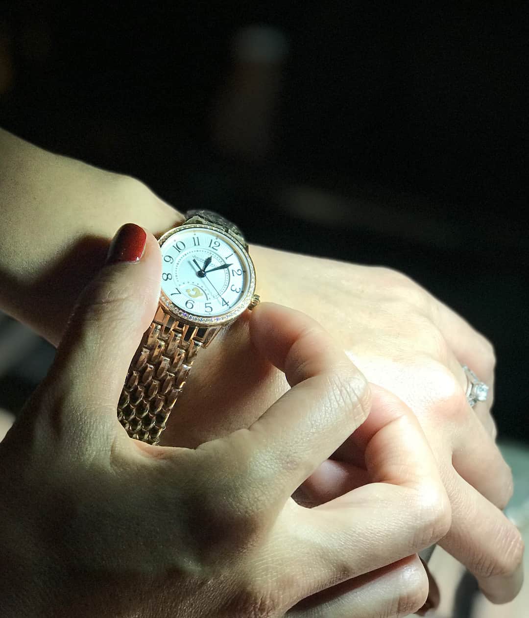 大日方久美子さんのインスタグラム写真 - (大日方久美子Instagram)「・ ・ ジャガー ルクルト銀座並木ブティック1周年記念パーティ✨⌚️ ・ ・ 文字盤が回転する「レベルソ」は 自分の為に自分で買う。 そう決めたスイスの機械式腕時計。 ・ デジタル時計が主流になり 多くの時計ブランドが機械の自社生産をやめていく中 今でも自社生産を続けているジャガー ルクルト。 ・ ・ 信念を貫く大切さを忘れぬよう 自分の左手首にずっと付けておきたいと思った夜🌙でした。 ・ ・ @jaegerlecoultre #jaegerlecoultre  #likeinamovie  #namiki1stanniversary #ジャガールクルト #ランデヴー #レベルソ #マニファクチュール #時計」11月11日 8時27分 - kumi511976