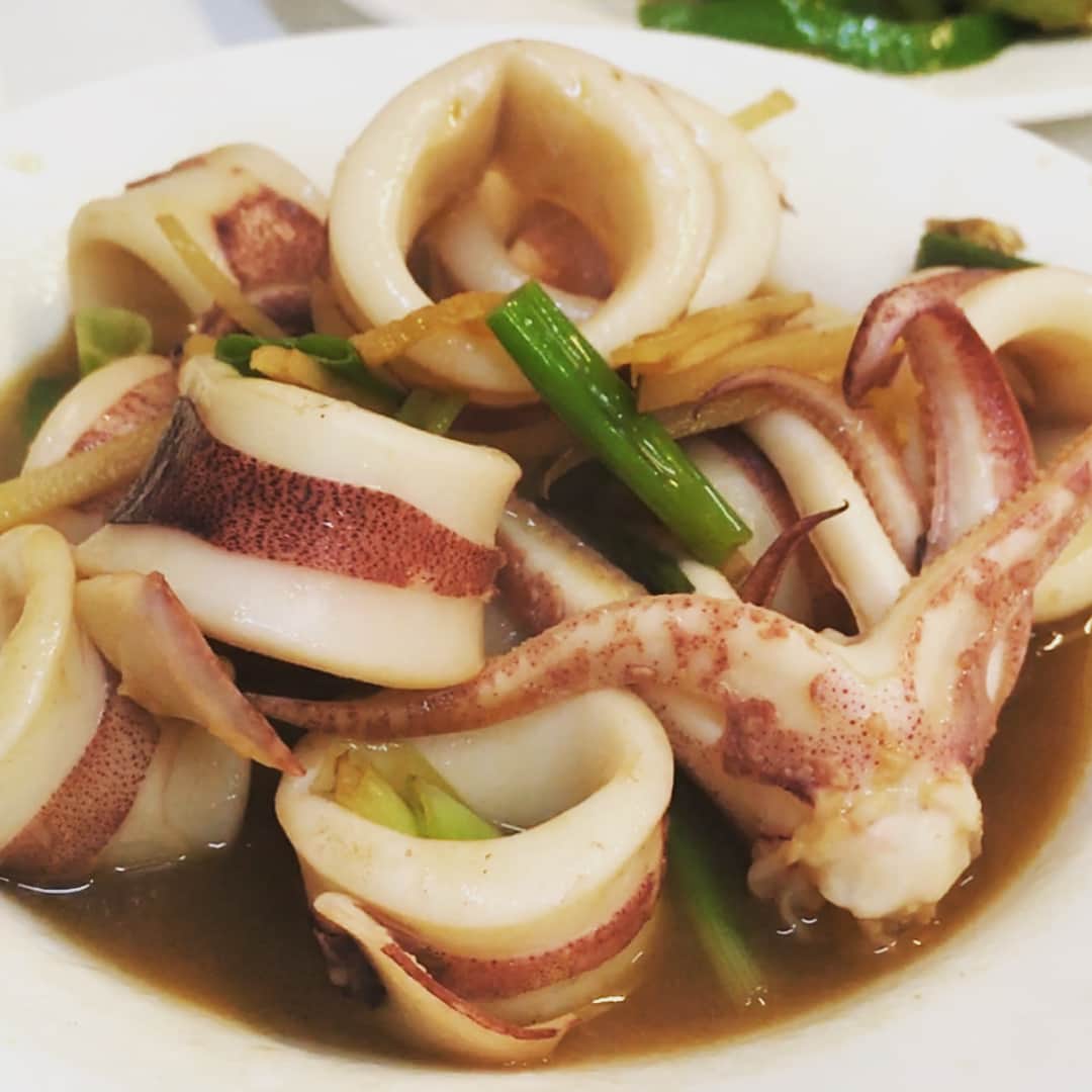 アヤメさんのインスタグラム写真 - (アヤメInstagram)「Traditional Taiwanese cuisine in Beijing style😋🍻こちらは中華風クレープで全ての料理を北京ダック的に手巻きにして頂くスタイルでした🦆カジュアルな老舗レストランで、一つ一つのお料理が超美味しかった！#台湾グルメ #種福園斤餅牛肉店 #detoxholiday」11月11日 8時42分 - ayame_socks
