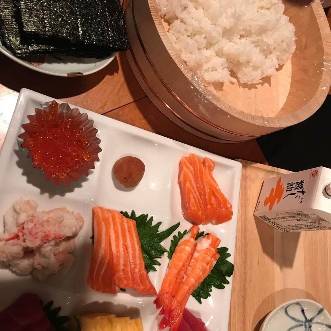 高嶋ちさ子さんのインスタグラム写真 - (高嶋ちさ子Instagram)「最近我が家は#手巻き寿司 のリクエストが多い。私は楽チンでいいけどね。 うちではこれを「自分たちご飯」と呼びます。」11月11日 9時04分 - chisakotakashima