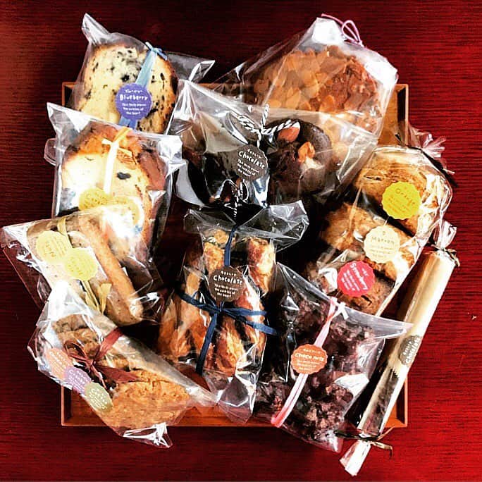 Kozue Yoshidaのインスタグラム：「#bettsbara #焼菓子通販 #通信販売 #お知らせ  お知らせ  明日12日(日)はパシフィコ横浜で行われる「Handmade MAKERS'2017」に出展予定でした  直前ですが諸事情で今回参加できなくなってしまいました 楽しみにしていただいた方には大変申しわけありません  とはいえ… 昨日まで出展準備をしていたので沢山の焼き菓子があります 是非お手伝いいただけたら幸いです 「おまかせ焼き菓子」の通信販売をします  焼き菓子セット3500円(送料税込) お菓子の中身はお任せいただきますが4300円相当の内容となります  お支払はお菓子到着後1週間以内に銀行振込(振込手数料はご負担いただきます)となります  発送内容は バターケーキ 賞味期限11月16日 スコーン 賞味期限11月19日 ショートブレッド 賞味期限11月18日 全粒粉ビスケット 賞味期限11月17日 チョコパイ 賞味期限11月19日 クロッカン 賞味期限12月3日 チュイール 賞味期限11月27日 チョコレートバー 賞味期限11月18日 マドレーヌ 賞味期限11月18日  これらのいずれかが入っています  通販希望の方はダイレクトメッセージに ご住所、お名前、電話番号、配達指定時間をコメント下さい  先着順にて発送いたします 数量が達次第、終了となります  よろしくお願いします」