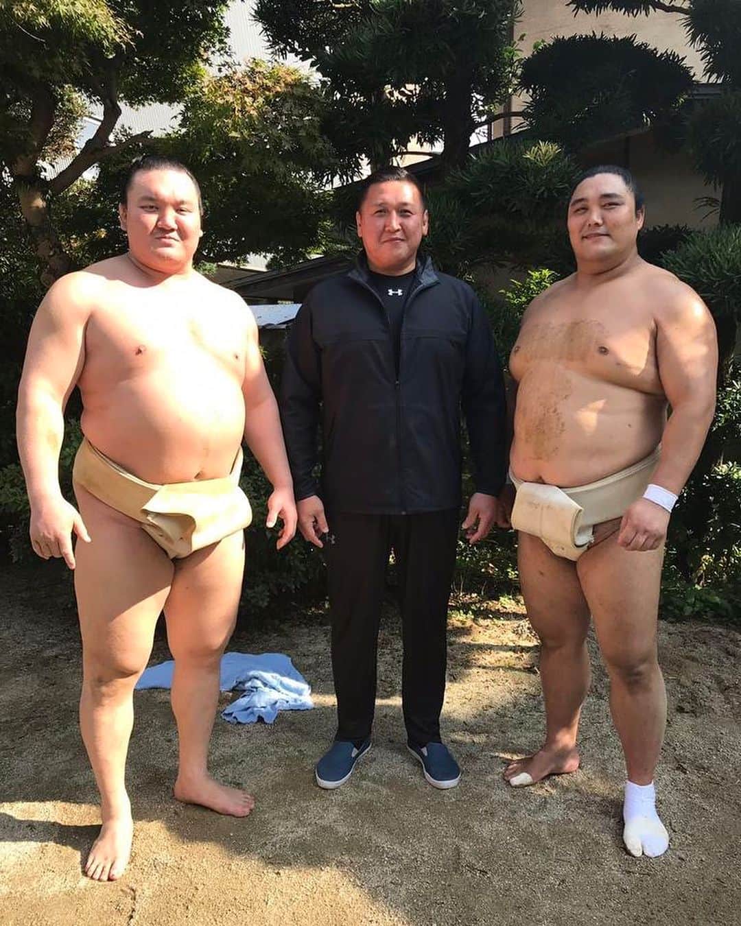 白鵬翔のインスタグラム：「九州場所前朝稽古今日で終わりました、八角部屋友綱部屋宮城野部屋で稽古しました。 今から場所前の前夜祭 芸人のキンボシゲスト Bashgin umnuh beltgel duuslaa」