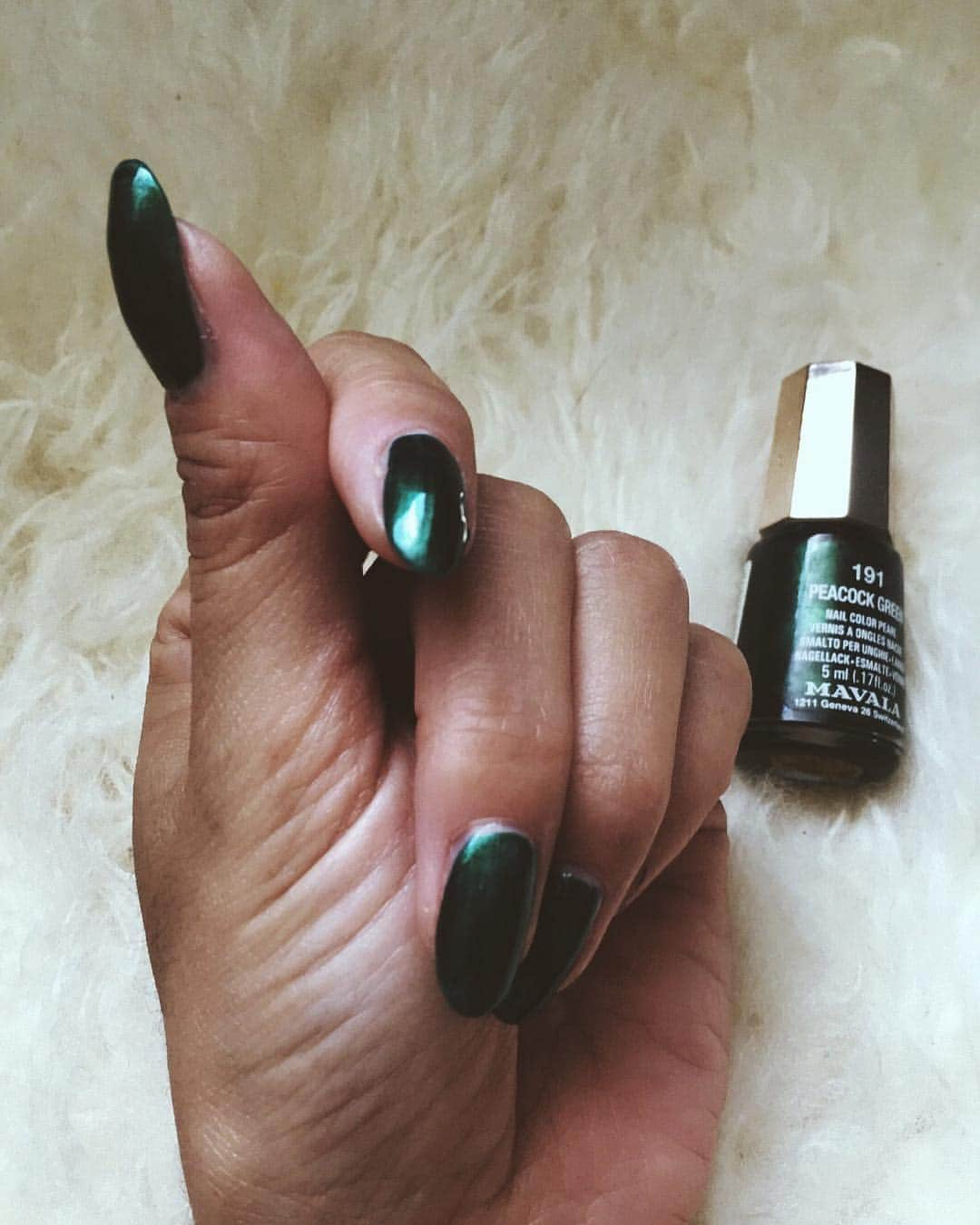 堀舞紀さんのインスタグラム写真 - (堀舞紀Instagram)「🦆 . . #PEACOCKGREEN #nailpolish . . #mavala #nailcolor #191 #マヴァラ #ネイルカラー #ピーコックグリーン #selfnail #nail #instanails #nailstagram #beauty . クリスマスバイブス 本日からstart.です💭💭」11月11日 11時09分 - mainohori