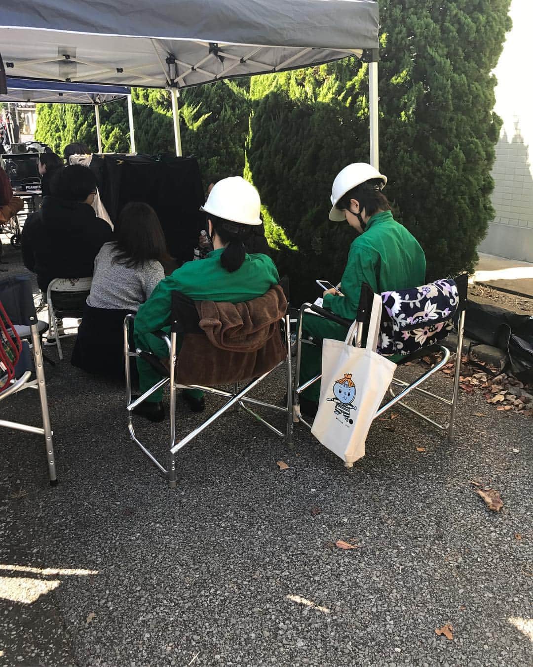 TBS「監獄のお姫さま」のインスタグラム：「本日16時から#監獄のお姫さま 1話から4話までのダイジェストが放送されます！  #天気が良いけど寒いから #今日はお家でまったり  #ダイジェストを見よう #今まで見てなかった人 #見れなかった人 #チャンスです #これを見れば #5話が楽しめます #今日も絶賛撮影中 #本番待ちをしているお2人を #隠し撮り #あれ#あれあれ #しまむら と#コラボ の #ぜんかもんのトートバッグ #みんなもゲットしに #昼間に #しまぱと しよう #菅野美穂」