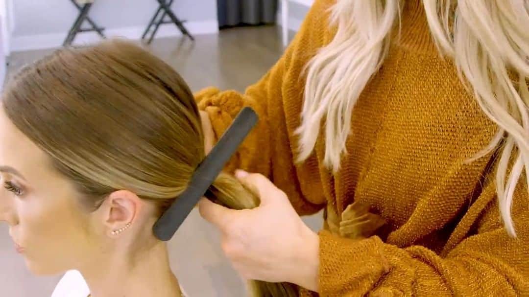 Morgan Parksのインスタグラム：「Check out this quick and easy way to take your ponytail to the next level using @frommbeauty glosser paddle brush and leather wrap cuff found @ultabeauty 💁🏼visit their site for more details!」