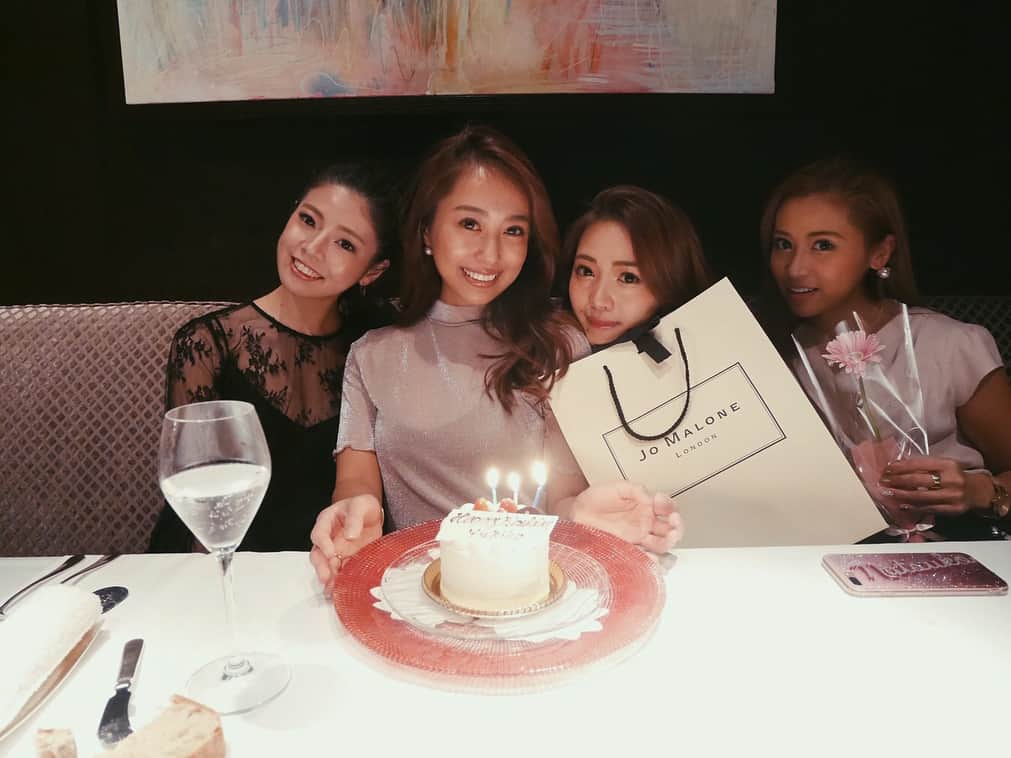 のインスタグラム：「ダイスキな彼とダイスキな親友ちゃんたちにお祝いして貰えてほんっっっとーに幸せ😭💕🥂🌈✨」