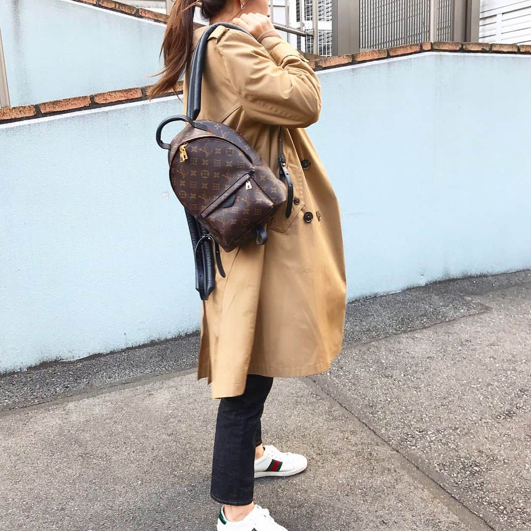 岡部あゆみさんのインスタグラム写真 - (岡部あゆみInstagram)「↩︎ ↩︎ 今日もたくさん歩いた 💭🍁👟 trench coat #balenciaga denim & knit @helefrau_official  backpack #louisvuitton  sneakers #gucci」11月11日 22時50分 - ayumi_okabe