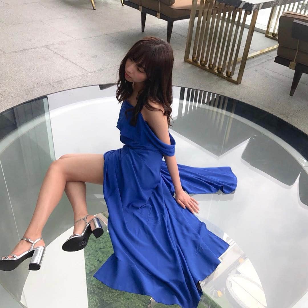 新内眞衣のインスタグラム：「まいちゅん写真集の旅(29) バンコク市内のおしゃれなホテル137 Pillars Residences Bangkok の27階の透明なガラス張りのスペースに座るまいちゅん。昨日は、脚だけだったので、今日は引きの写真をどうぞ^_^ まいちゅんは平然としてますが、結構怖いです💦 #乃木坂  #新内眞衣  #タイ #どこにいるの  #オールナイトニッポン０」