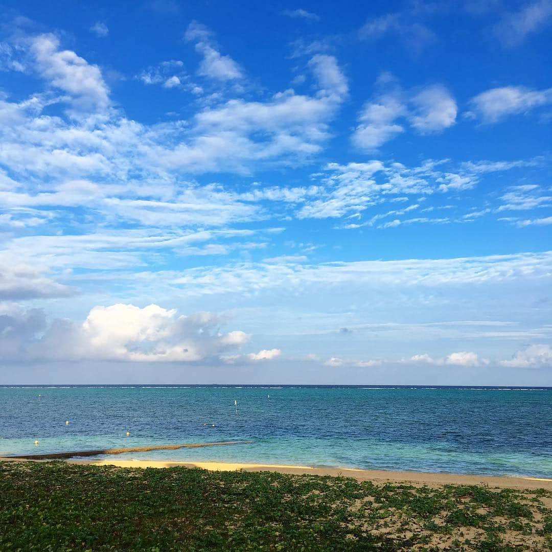 田中律子さんのインスタグラム写真 - (田中律子Instagram)「今日は朝からウチの前のビーチにて、サップヨガレッスン🙌🌞青空も出たよー🌈🌴朝からサップヨガ2レッスンして、夕方はアラハビーチにて沖縄サットサンサンセットビーチヨガレッスンです🌴 本日ヨガDAY🙏🌴🌈 #supyoga  #japansupyogaassociation  #okinawa  #mysweethome  #okinawasatsang  #beachyoga」11月11日 15時03分 - ri2kotanaka