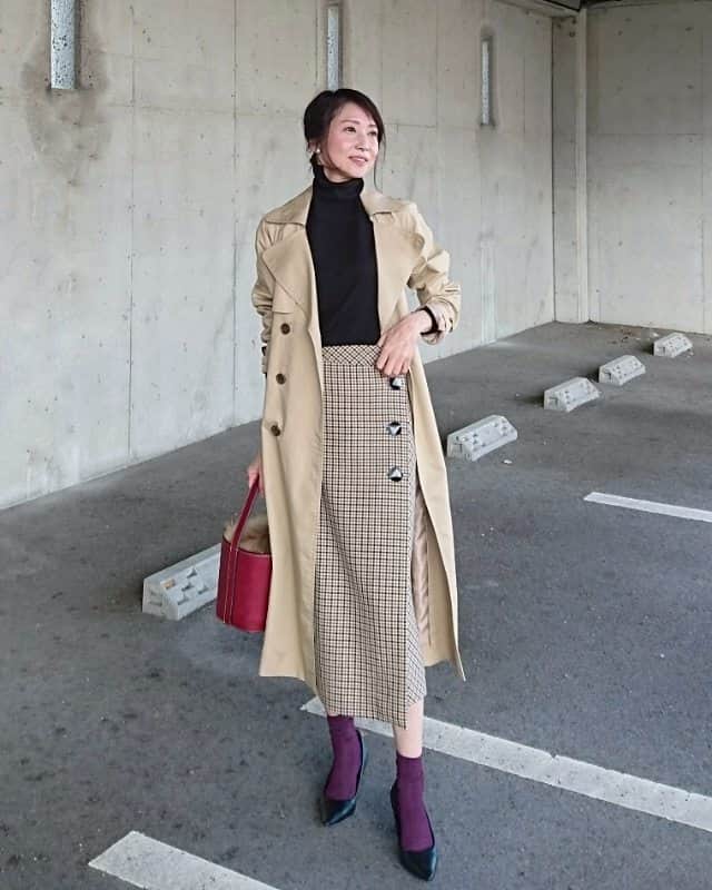 gayo01のインスタグラム：「土曜日、皆様いかがお過ごしですか？ . 寒くなってきたので厚手のコートが気になる今日この頃。 . オンラインで一目惚れしたコートが、サイズ感を悩んでいる間に完売になってしまっていたので😱💥 在庫のある店舗まで行き🏃💨 試着して無事ゲットできました😆💕 (久々のラスイチ😂) . もう少し寒くなったら着てみよう🎵 . outer... #azulbymoussy tops... #muji bottoms... #zara bag... #lavishgate socks... #tutuanna shoes... #amiami . #ootd #outfit #fashion #instafashion #coordinate #locari #r_fashion #トレンチコート #ザラ #ソックス #ラメソックス #大人カジュアル #プチプラコーデ #シンプルコーデ」
