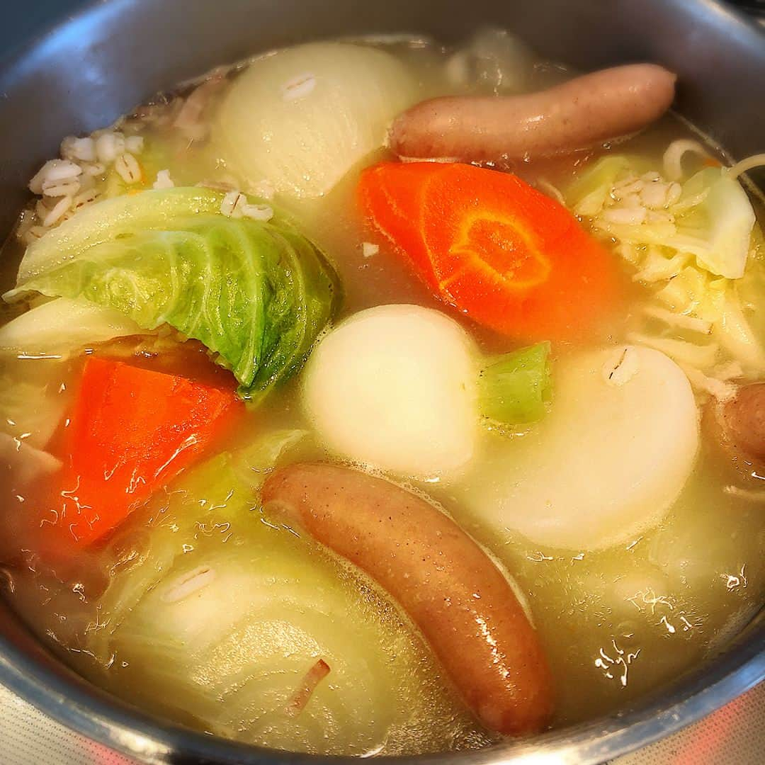 高島彩さんのインスタグラム写真 - (高島彩Instagram)「今日の夕飯はもち麦入りのポトフ 。野菜はゴロゴロが好みです。 あとは、冷蔵庫常備のブロッコリーとズッキーニを、オリーブオイルとお塩と顆粒コンソメでペンネと和えて。 #和えるのは母にお任せ #帰ってからどれだけ食べたか聞くのが楽しみ #サタデーステーション  #20時54分から  #今夜もご覧いただければ幸いです」11月11日 16時36分 - aya.takashima_official_2021