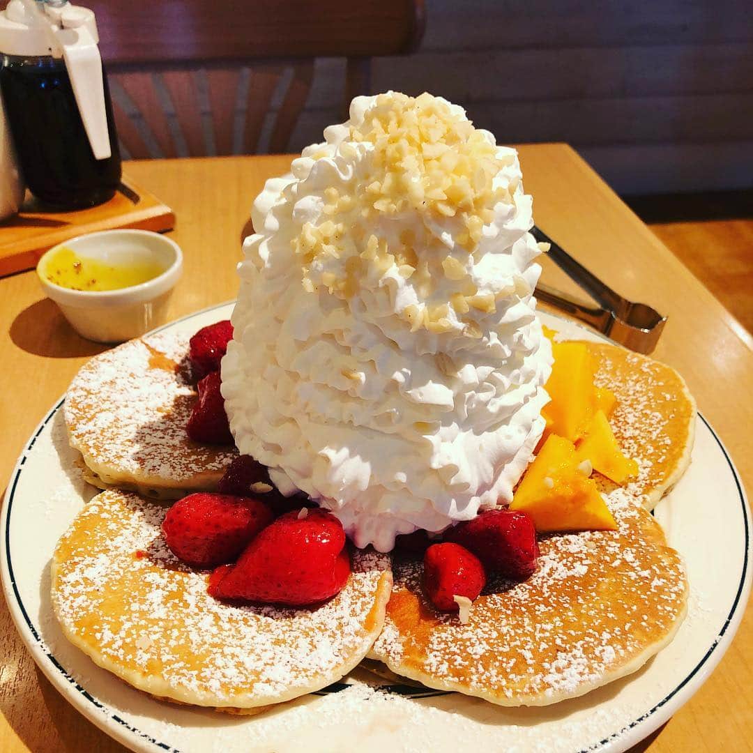 ヒラヤマンのインスタグラム：「女子ぶって昨日食べたけど生クリームすかんけん2枚しか食べられんやったってことは内緒です。笑」