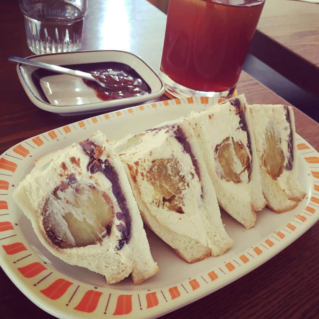 千秋さんのインスタグラム写真 - (千秋Instagram)「んまーーー😝💕 プラス料金のキャラメルソースは必須。 #熟成焼き芋あんバターサンド #adito #cafe #ランチ定食」11月11日 19時35分 - chiaki77777