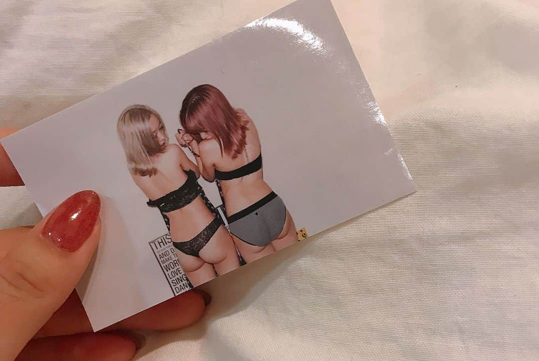 NANAMIさんのインスタグラム写真 - (NANAMIInstagram)「＃AMIAYAin Twin Room だいすきな二人が写真集をだしたよ💋 ほんとにおめでとう♡ 昨日はレセプションパーティーにお邪魔してきたよ✌︎ 写真全部AMIAYAの魅力がこれでもか！ってくらいでていました😘 BOOKMARKで14日まで展示されてるよ！！！ 絶対に見に行った方がいい！！！ 二人の魅力に魅了されると思います💓 #お気に入りのおちり🍑 #amiayaintwinroom #kazuhirofujita #amiaya #bookmark」11月11日 20時11分 - nanami023