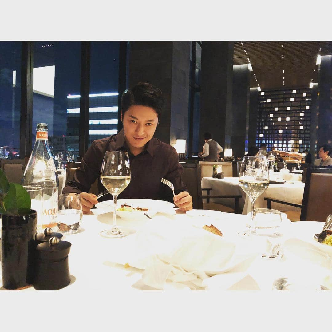 谷内伸也さんのインスタグラム写真 - (谷内伸也Instagram)「兄妹水入らず🍽 ﻿ #妹帰国 #canada  #妹からのプレゼント #豪華ディナーコース🙏🏽✨」11月11日 20時27分 - lead_shinya