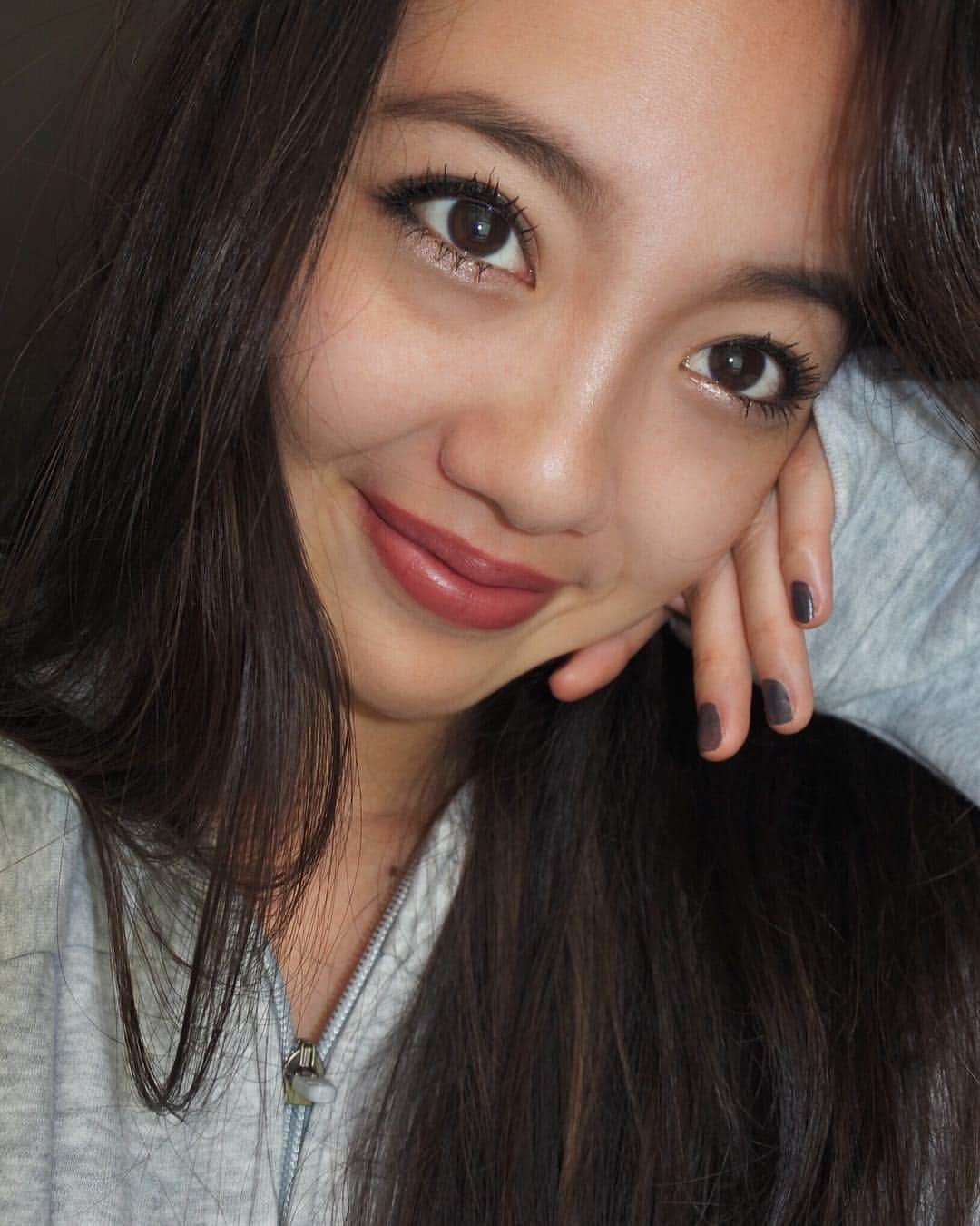 のインスタグラム：「like my new profile pic? 👽 ‘ 日本ってカラコンとかマツエクとかアイプチとかのメイク発達が凄いし、毎日みんなメイクするし、日本来た頃は衝撃だったのに、今ではその文化に完全に染められてる私。でもナチュラルビューティー目指してます👸🏻」