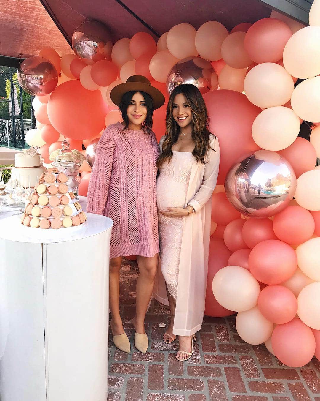 Sazan Hendrixさんのインスタグラム写真 - (Sazan HendrixInstagram)「Baby shower time for my girl @jessimalay! 🎈You're sooo close babe! I'm so happy we get to experience being first time mamas together! (It's a comforting feeling knowing that I'm not gonna be the only zombie awake during those late night feedings. Lol!) Love you Jes! Can't wait for our girls meet!! 👶🏻👶🏻💓 #girlpower #firsttimemoms #35weeks #babyshower #happysaturday 📷:@g_santiago」11月12日 8時49分 - sazan