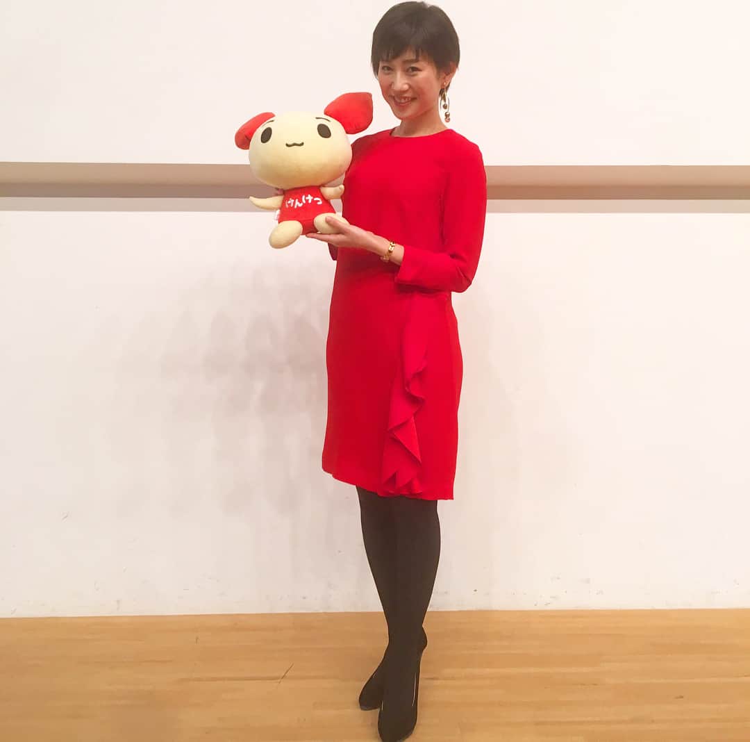 佐々木瞳さんのインスタグラム写真 - (佐々木瞳Instagram)「・ 【けんけつちゃんと一緒❤️】 ・ 日本赤十字社のキャラクターのけんけつちゃんがいっぱい♡ ・ 今日のドレスはけんけつちゃんと同じカラー赤でお気に入りです♡ ・ #献血 #けんけつちゃん #赤ドレス #LoveinAction #ラブアク」11月12日 0時25分 - hitomihappygirl1026