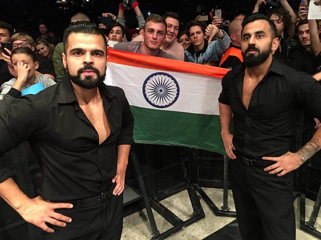 WWEさんのインスタグラム写真 - (WWEInstagram)「The #SinghBrothers are ready for #WWEPadova... but they’d rather be in #India.  @gurvsihra_wwe @harvsihra_wwe」11月12日 3時37分 - wwe