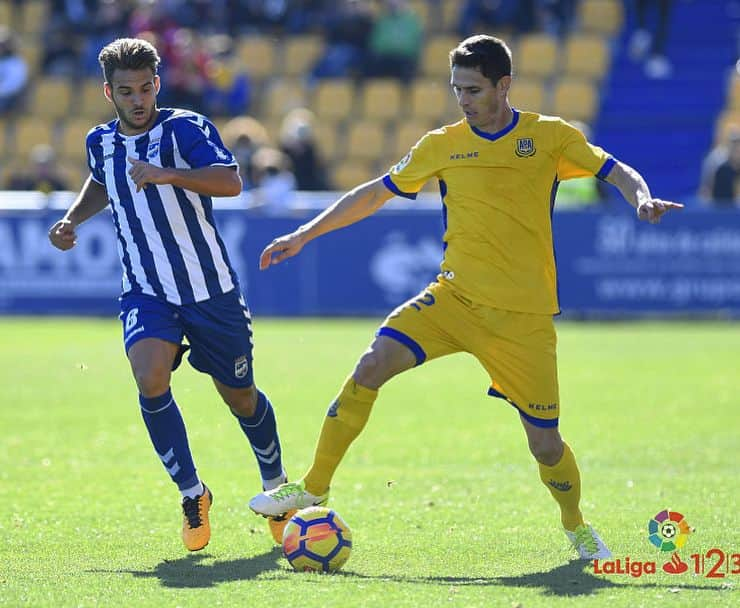 カルロス・カルボネルのインスタグラム：「Fue un auténtico placer volver a jugar en Santo Domingo! Partido muy duro donde hemos conseguido un punto. Nos vemos a la vuelta @adalcorconsad」