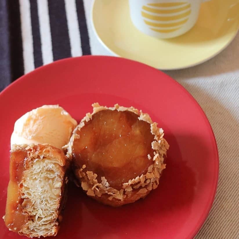 ANDERSEN アンデルセンさんのインスタグラム写真 - (ANDERSEN アンデルセンInstagram)「タルトタタンをイメージして作った、りんごのタタン🍎 . マジパンとクルミ入りのデニッシュ生地に、シナモンりんごゼリーをのせて焼き上げました。 . まるでケーキのようなおいしさ。アイスを添えて、冬のデザートに♪ . #アンデルセン #ベーカリー #パン #りんごフェア #りんご #リンゴ #🍎 #りんごのタタン #タルトタタン #デザート #おやつ #ティータイム . #andersen #bakery #bread #instabread #instafood #Apple #applefair」11月12日 7時04分 - andersen_official_jp