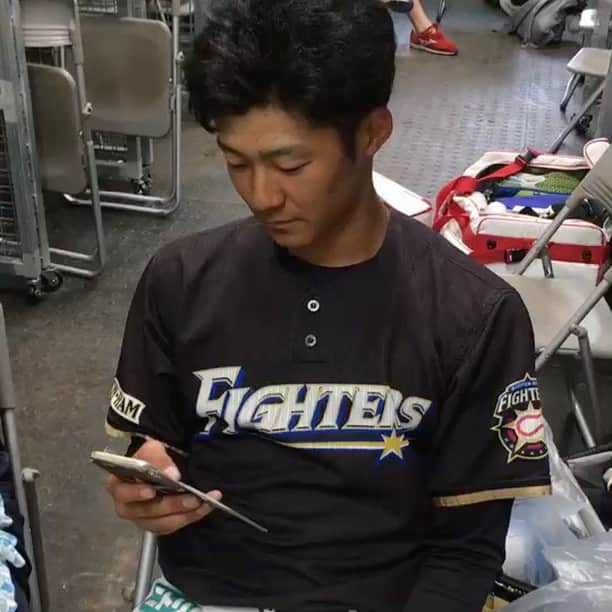 西岡剛のインスタグラム：「撮影監督 日本ハムファイターズ西川遥輝 ハルキおもろいけど自主トレのとき翔に泣かされないように気をつけろよ🤣 俺は助けへんぞ😂 #阪神タイガース #西岡剛#日本ハムファイターズ#西川遥輝#撮影#ぶるってる」