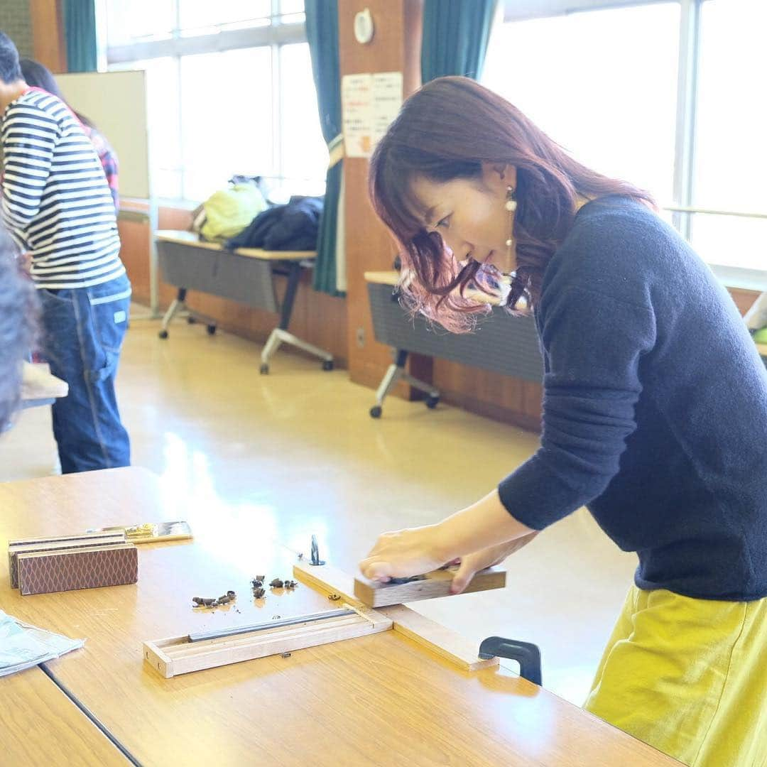 珠久美穂子さんのインスタグラム写真 - (珠久美穂子Instagram)「まずは三木市に到着！ 道の駅の次は カンナでマイ箸作り！！ 腰に力をいれないと なかなか削れない(*⁰▿⁰*) あかーん。明日間違いなく 筋肉痛(*⁰▿⁰*) #北播磨 #三木市  #お箸 #バスツアー  #kobe」11月12日 11時40分 - shukumihoko