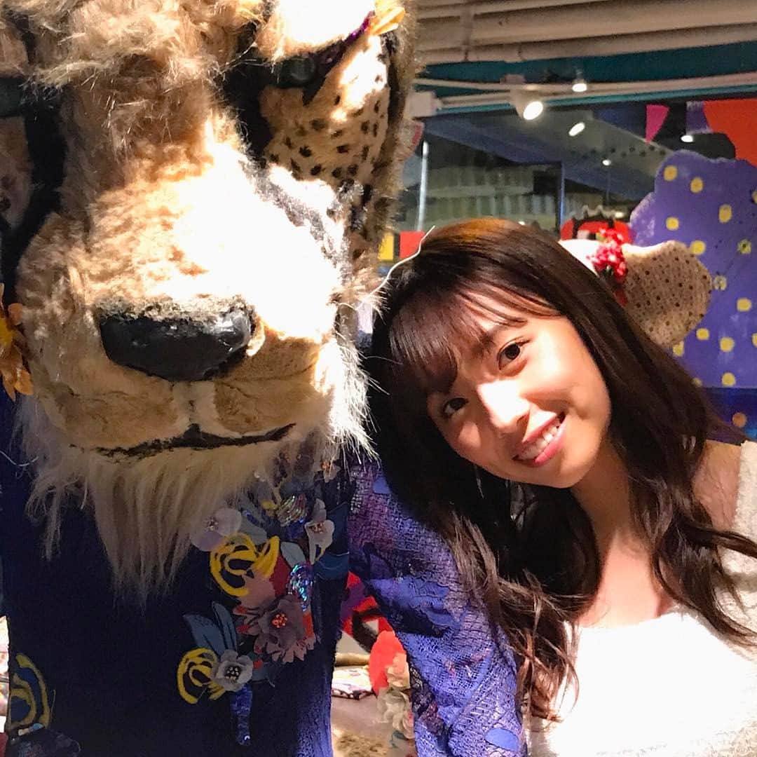 新内眞衣のインスタグラム：「新内眞衣写真集の旅(30)  まいちゅん、美女と野獣に出演⁉︎ 実はこれ、タイの人気ブティックの飾り物のライオンなんです💦 その他にもたくさん飾り物の動物たちと記念撮影しながら、洋服を見てテンションのあがるまいちゅんでした^_^ #乃木坂  #新内眞衣  #タイ  #どこにいるの  #オールナイトニッポン０」
