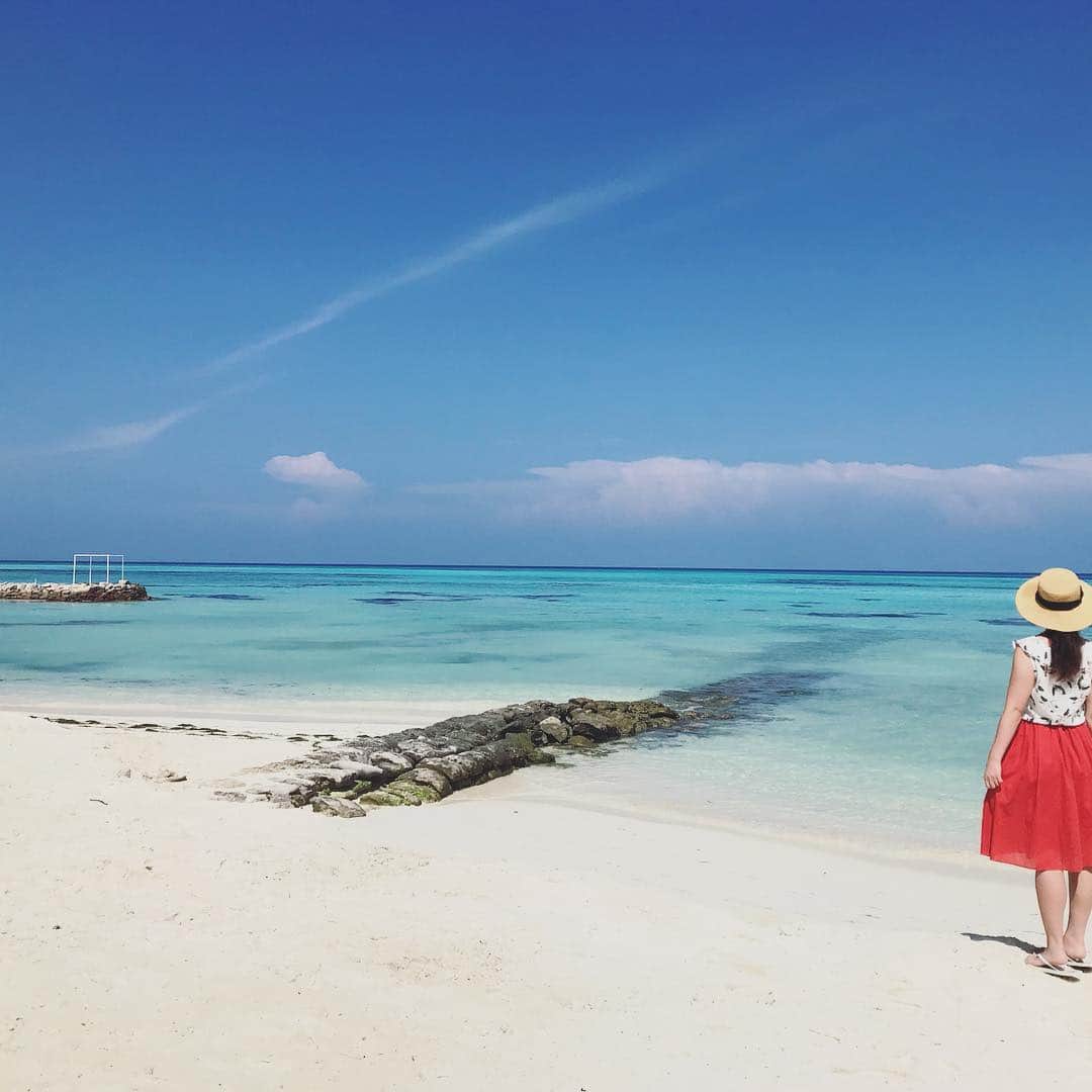 高橋絵理のインスタグラム：「Birthdaytrip in Moldive⛱ チャージしてきました。 最高に美しい空と海🐠 すっぴんで子どもに戻ったみたいに砂だらけ汗だくになって遊びました。 ここは部屋のテラスから出てすぐのビーチ。 #birthdaytrip #beach #sky  #maldives  #luxsouthariatoll」