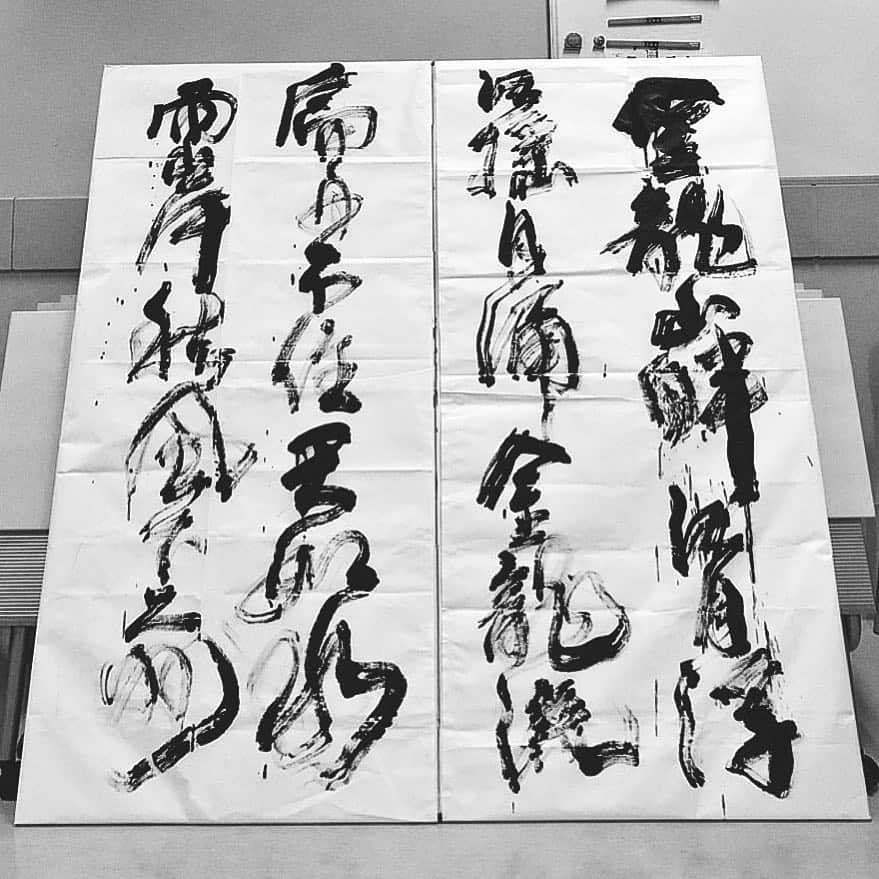 鈴木暁昇のインスタグラム：「* ◆スタンディングライブ書道◆ * 渋谷の文化祭で書いたスタンディング書道。だいぶ慣れてきました。 * 来年の上平先生（ @baikeisho ）とのスタンディングライブ書道に向けて良い経験となりました。 * * ◆Standing Calligraphy◆ * A work written at a Cultural Festival. It was a good experience for next year. * #書き出し墨量が多かった #書道 #習字 #鈴木曉昇 #wabisabi #calligraphy #follow #筆文字 #写経 #artistic #ペン字 #beautiful #chinesecalligraphy #墨 #sumi #書法 #japan #手書き #美文字 #手書きツイート #japaneseculture #日本 #chineseculture」
