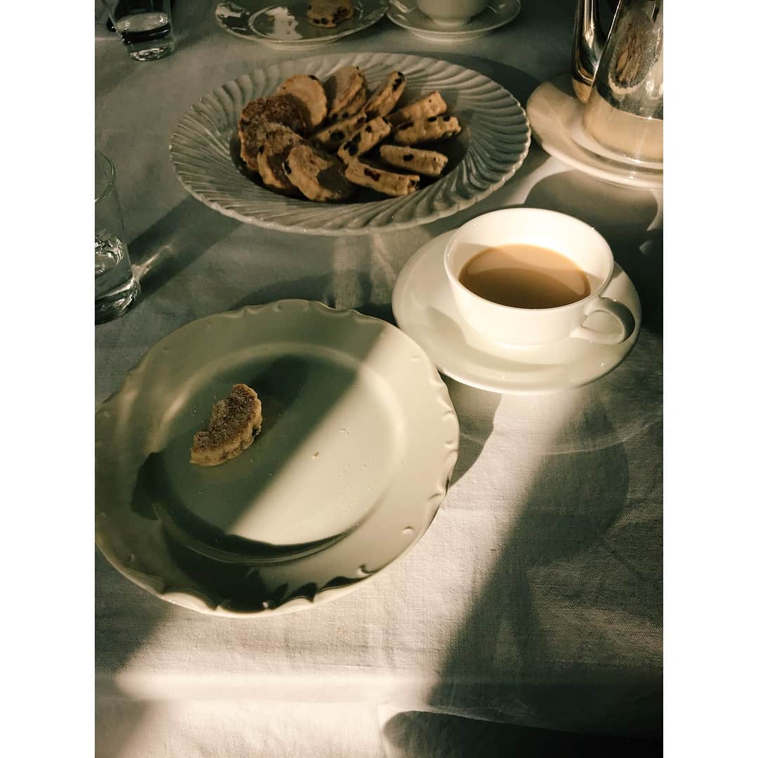 市川実和子さんのインスタグラム写真 - (市川実和子Instagram)「☕︎ 今週のお茶日記その2 内田真美さんが「このお菓子は、ほんとうにお茶どろぼう！」と言う、ウェルシュケーキ教室。 まさにめくるめくの  @muccida の世界。 菩提樹と柚子のお茶から始まって、キームンや紫紅茶、テテリアのお茶会に続き、ここでも @chanowanaoko  ちゃんが熊本から送ってくれたというASO MILKティー。 ああ、 それにしても、真美さんのサンドイッチったら、顔うずめたい。」11月12日 16時36分 - miwako_ichikawa_