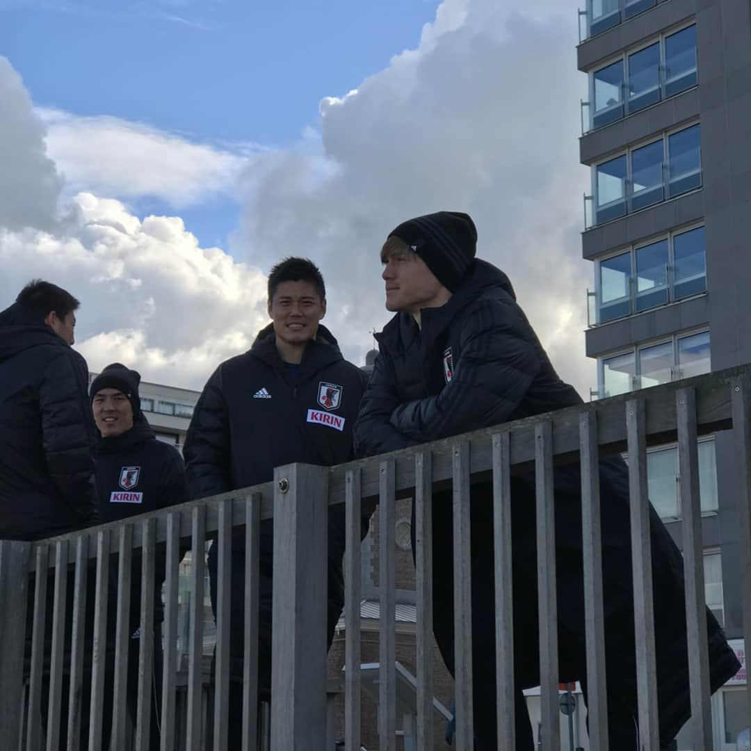 酒井高徳さんのインスタグラム写真 - (酒井高徳Instagram)「Today’s 散歩隊🚶🇧🇪 ブルージュの街を散歩しました。風やばかった。寒かった。顔痛かった。鼻水凄かった。でもチョコは美味しかったから👍。 #終わり良ければすべて良し #散歩隊 #長谷部さんと俺のキメ顔どうぞ #散歩隊と散歩なう #に使って良いよ #コメントにチョコ食べるんですねとかあったけど #食うよ #毎日食べてるわけじゃないからさ #でもカカオ80%ね #意識高め  Wir sind gerade in Brugge🇧🇪 Vormittag sind wir in Stadt Spazieren gegangen 🚶🚶 Die Schokoladen waren echt lecker 😋  #belgium #japan #nationalmannschaft #brugge」11月13日 2時48分 - sakai_go1123