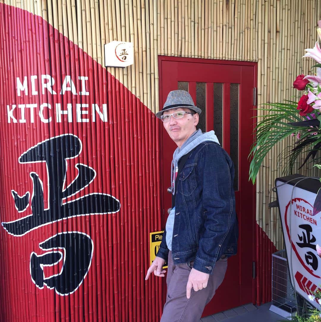 山中崇史のインスタグラム：「高校の同級生 堀口晋吾くんが古河市にお店をオープンしました。その名も 『MIRAI KITCHEN 晋』 同じく同級生 綾部貴泰くんとお店がお休みの日に行ってきました。思いのほか広くて綺麗なお店にビックリ。晋吾くん曰く「古河で一番のレストランさ」と言うくらい頂いたものは美味しかったです。 イタリアンが得意と言う晋吾くん。30年の下積みを経て地元で気楽にやりたいと言う店をオープン。 MIRAI KITCHEN 晋  是非皆様いらしてください。 〒306-0016 古河市古河414-3 TEL0280-31-2420 日曜 祝日定休 ランチ  11:30〜14:00 ディナー 17:00〜21:00 ちなみに私が着ている毛糸の手編みベストは綾部くんのお母様に先程頂いたものです。 #古河 #古河市 #レストラン #晋」